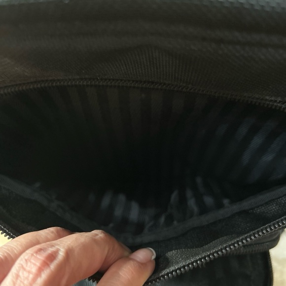 Tumi Nylon Small Messenger Bag Made In America - Picture 9 of 14